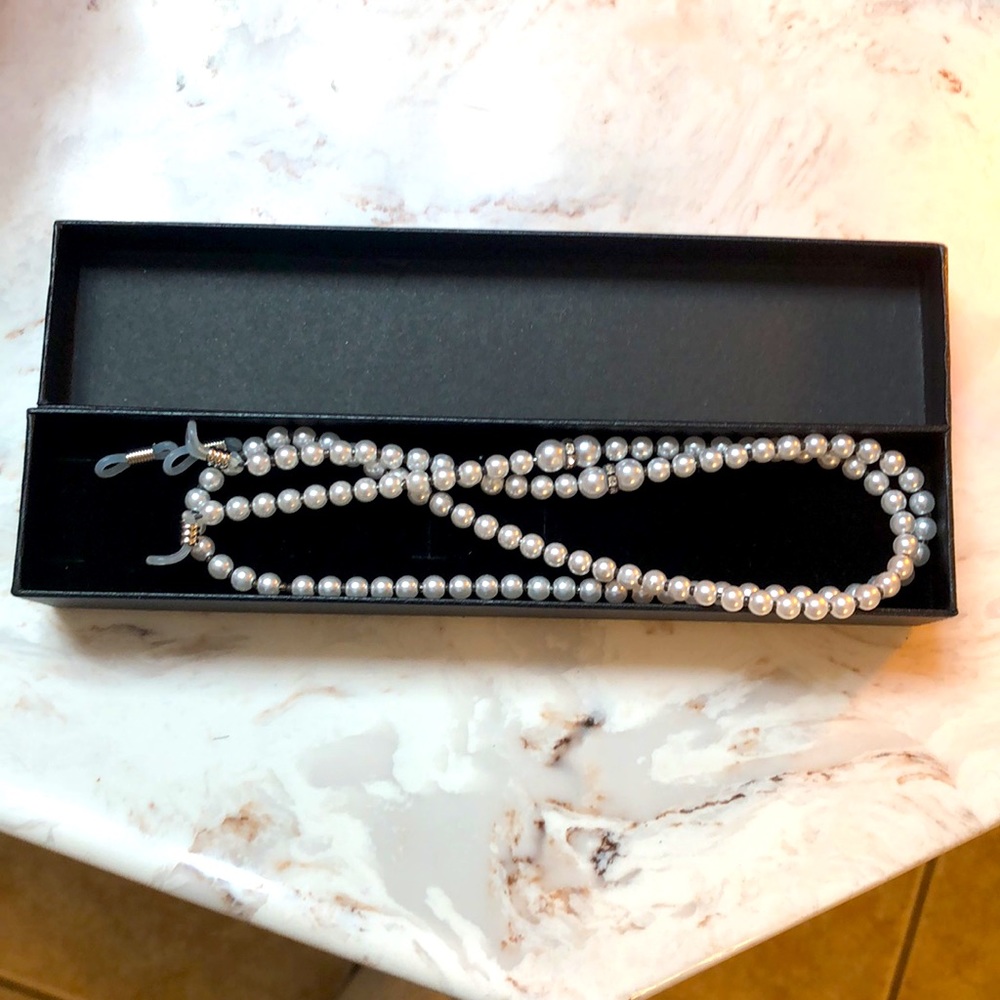 NWOT Faux Pearl Eye Glass Necklace holder